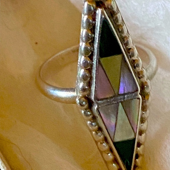 Vintage sterling silver Zuni turquoise chip & mother of Pearl ring - Picture 5 of 8